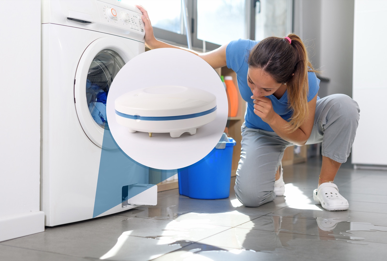 Person prüft einen Wasserschaden am Boden
