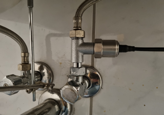Installation des Pressure Sensor am Eckventil unter dem Waschbecken mit T-Stück